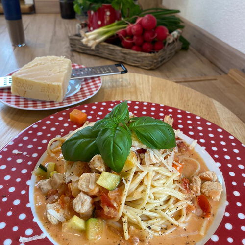Spaghetti mit Basilikum, Tomatensoße, Parmesan und Gemüse