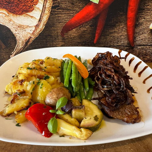 Zwiebelrostbraten mit Bratkartoffel, Spargelspitzen und Gemüse
