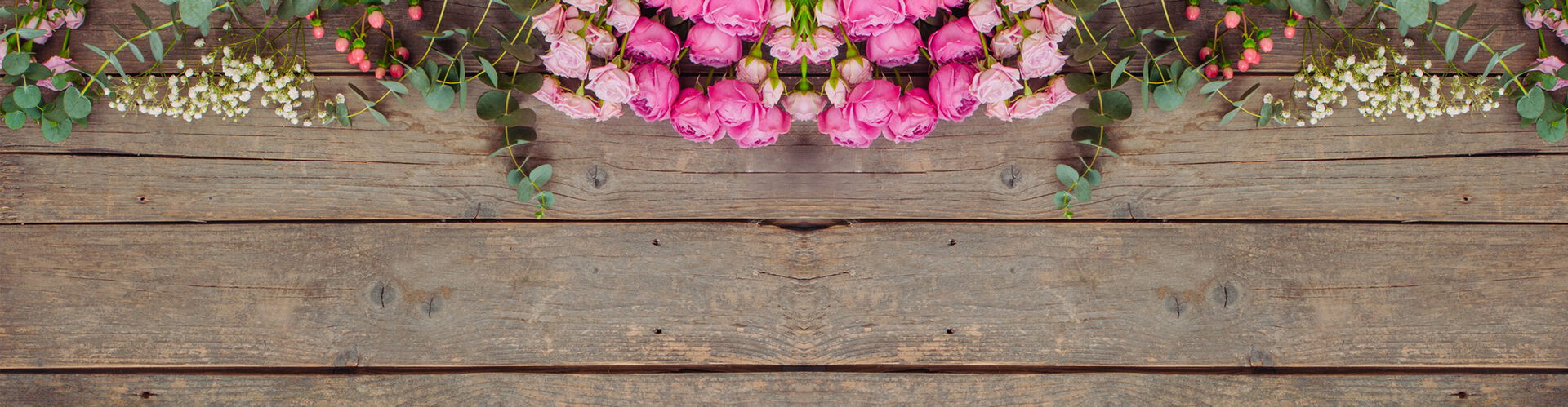 Hintergrund mit Blumen Rosen und Holz