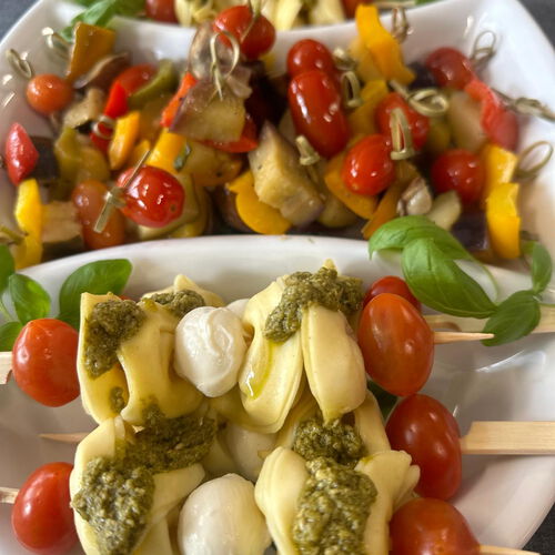 Tomaten, Mozerella, Basilikumpesto und gefüllte Teigtaschen / Tortelloni auf einem Spieß